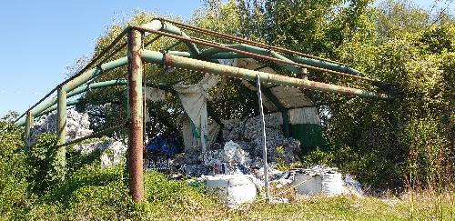 Cumuli di rifiuti di materiale plastico dentro e fuori un capannone in territorio di Aiello del Friuli accertati e segnalati dal Noava